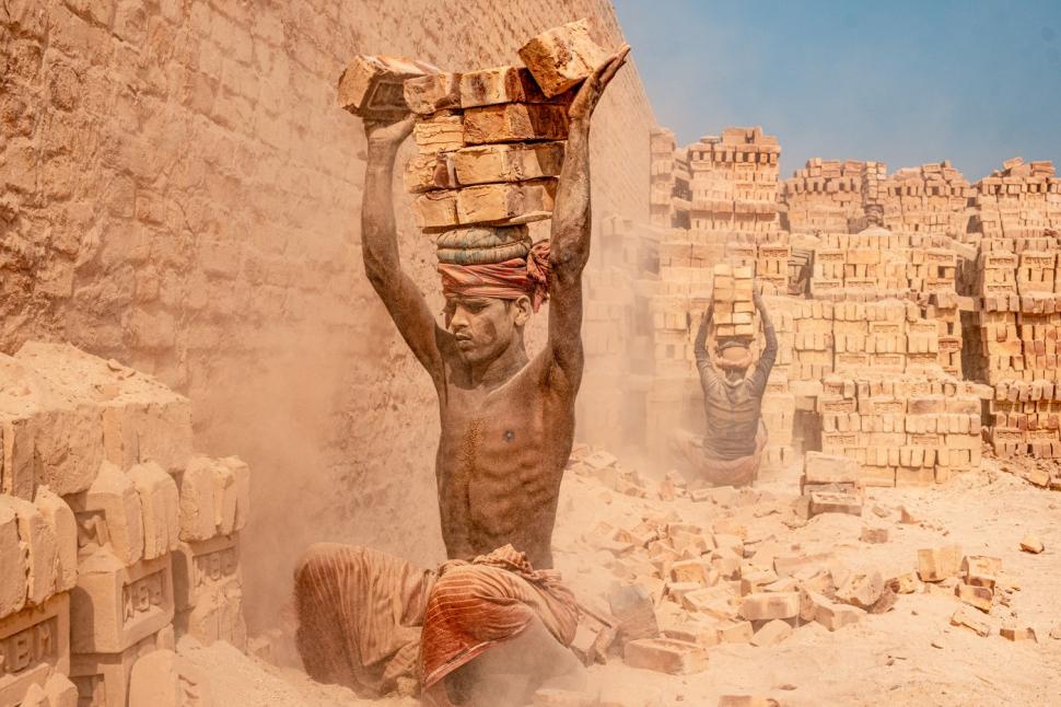 Așa muncesc oamenii 12 ore pe zi, pentru 25 de lei, la cuptoarele de cărămidă din Bangladesh 1047138