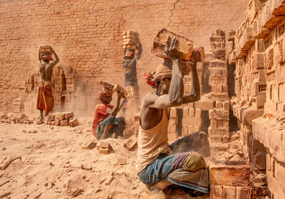 Așa muncesc oamenii 12 ore pe zi, pentru 25 de lei, la cuptoarele de cărămidă din Bangladesh 1047139