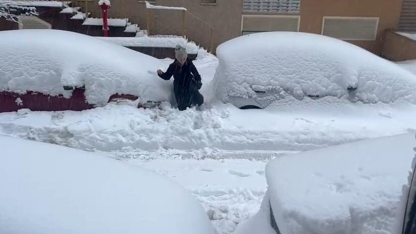 Bucureștiul e paralizat din cauza ninsorii cum nu a mai fost de 20 de ani. Oamenii abia merg prin zăpadă până la genunchi 1046957