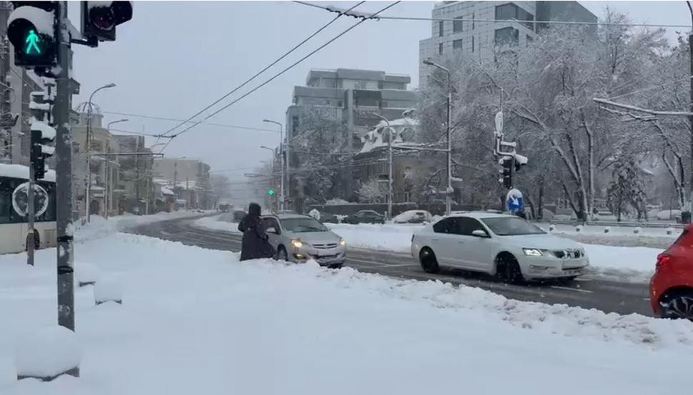 Bucureștiul e paralizat din cauza ninsorii cum nu a mai fost de 20 de ani. Oamenii abia merg prin zăpadă până la genunchi 1046958