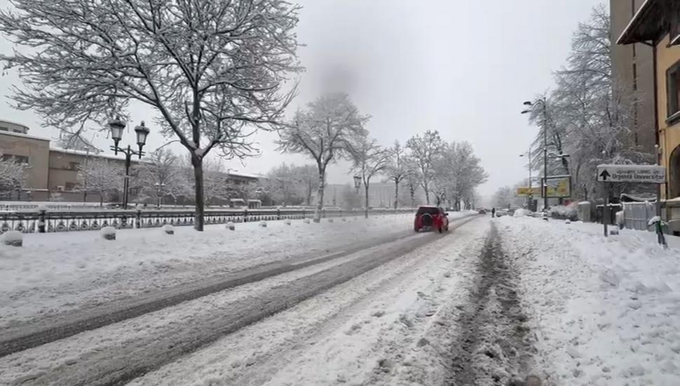 Bucureștiul e paralizat din cauza ninsorii cum nu a mai fost de 20 de ani. Oamenii abia merg prin zăpadă până la genunchi 1046959