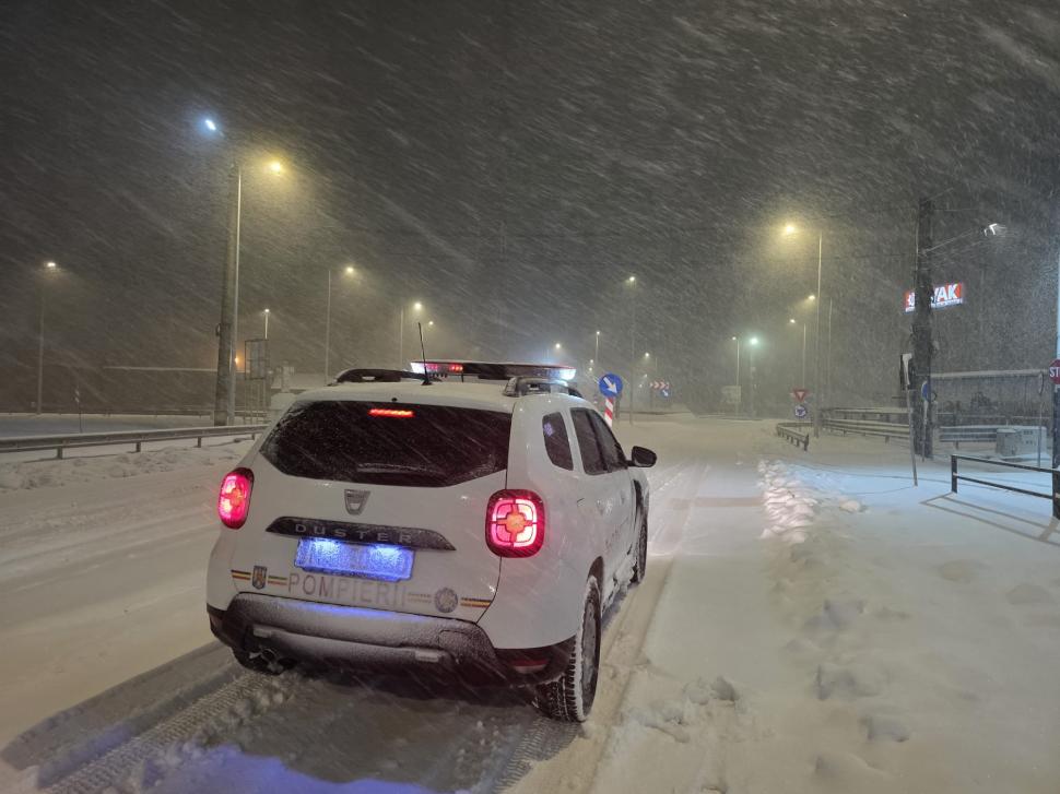 Bucureștiul e paralizat din cauza ninsorii cum nu a mai fost de 20 de ani. Oamenii abia merg prin zăpadă până la genunchi 1046967