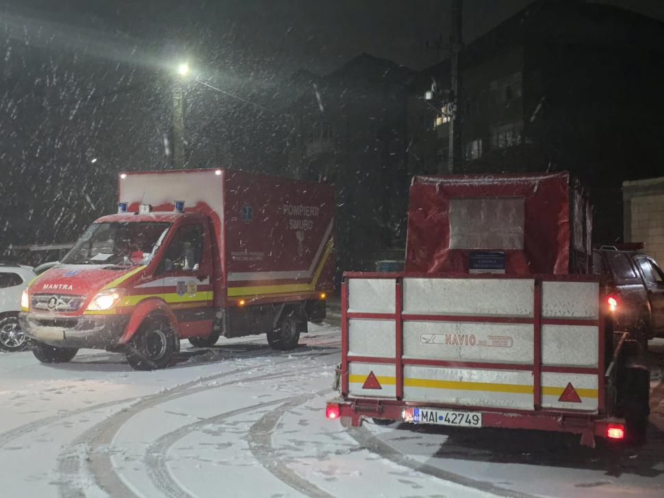 Bucureștiul e paralizat din cauza ninsorii cum nu a mai fost de 20 de ani. Oamenii abia merg prin zăpadă până la genunchi 1046968