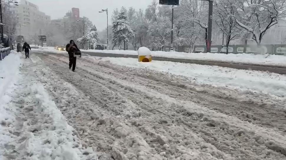 Bucureștiul e paralizat din cauza ninsorii cum nu a mai fost de 20 de ani. Oamenii abia merg prin zăpadă până la genunchi 1046972
