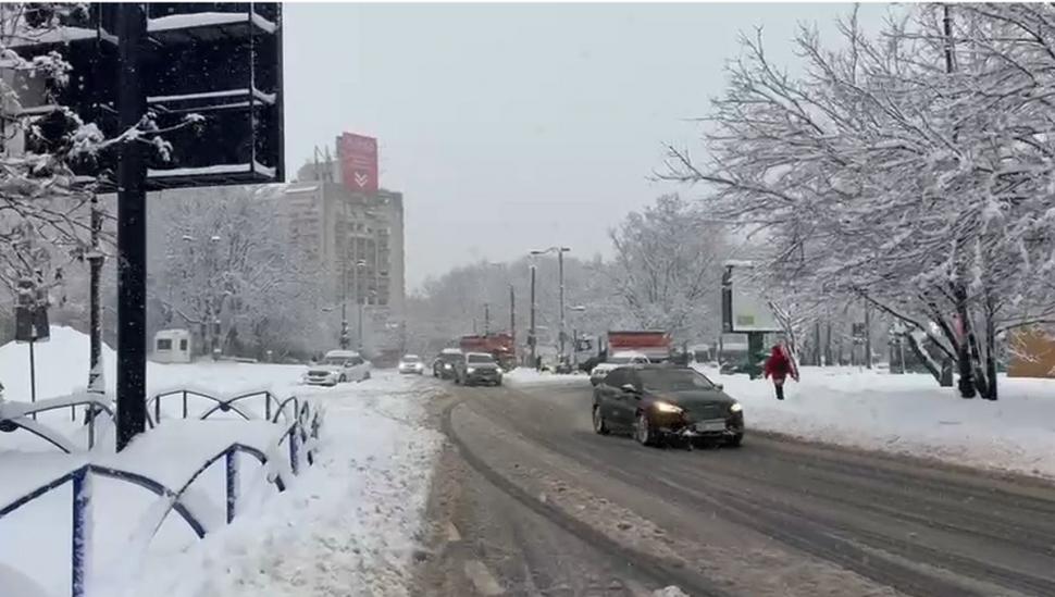 Bucureștiul e paralizat din cauza ninsorii cum nu a mai fost de 20 de ani. Oamenii abia merg prin zăpadă până la genunchi 1046973