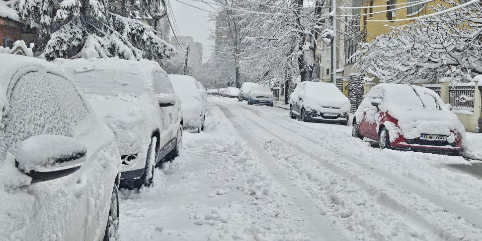 Bucureștiul e paralizat din cauza ninsorii cum nu a mai fost de 20 de ani. Oamenii abia merg prin zăpadă până la genunchi 1046976