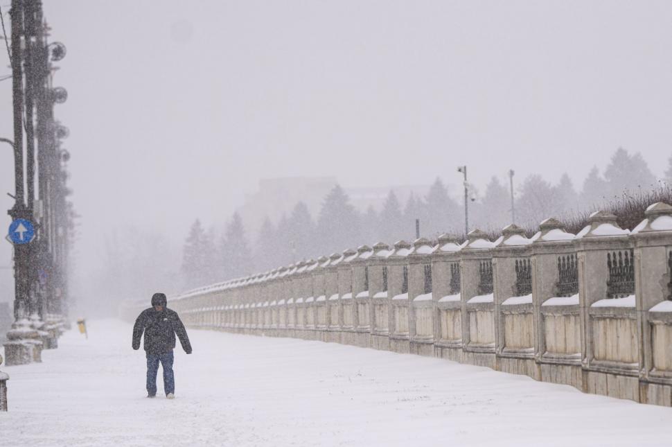 Bucureștiul e paralizat din cauza ninsorii cum nu a mai fost de 20 de ani. Oamenii abia merg prin zăpadă până la genunchi 1046977