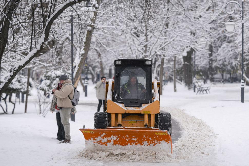 Bucureștiul e paralizat din cauza ninsorii cum nu a mai fost de 20 de ani. Oamenii abia merg prin zăpadă până la genunchi 1046978