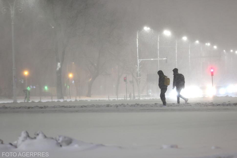 Bucureștiul e paralizat din cauza ninsorii cum nu a mai fost de 20 de ani. Oamenii abia merg prin zăpadă până la genunchi 1046980