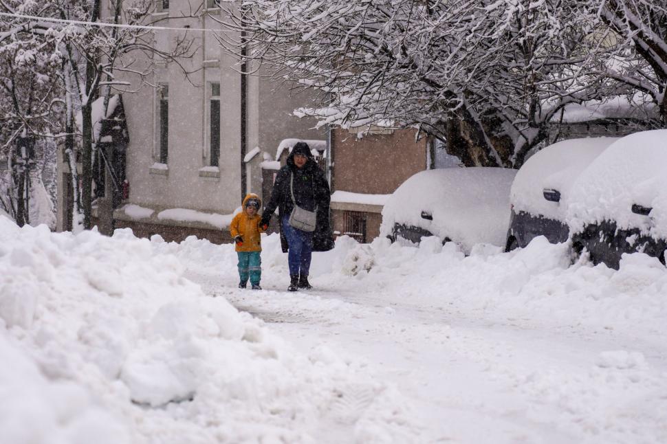 Cum arată Capitala sub jumătate de metru de zăpadă. Nu a mai nins așa mult în București de 18 ani: Copiii se joacă, adulții se plâng 1047179