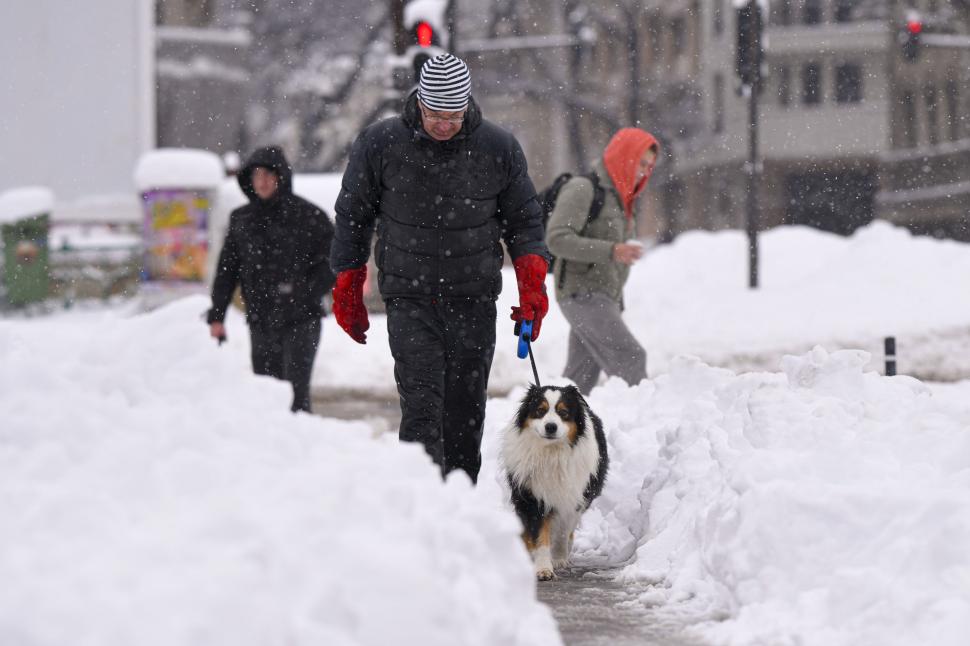 Cum arată Capitala sub jumătate de metru de zăpadă. Nu a mai nins așa mult în București de 18 ani: Copiii se joacă, adulții se plâng 1047180