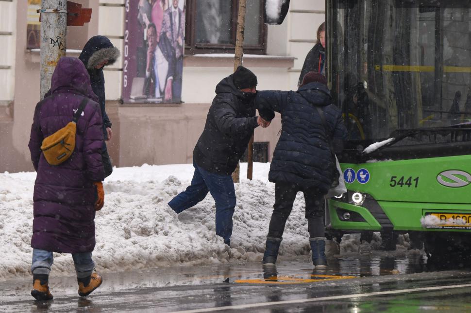 Cum arată Capitala sub jumătate de metru de zăpadă. Nu a mai nins așa mult în București de 18 ani: Copiii se joacă, adulții se plâng 1047181