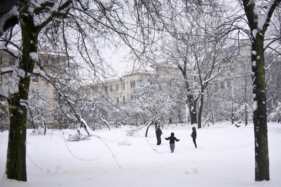 Cum arată Capitala sub jumătate de metru de zăpadă. Nu a mai nins așa mult în București de 18 ani: Copiii se joacă, adulții se plâng 1047182