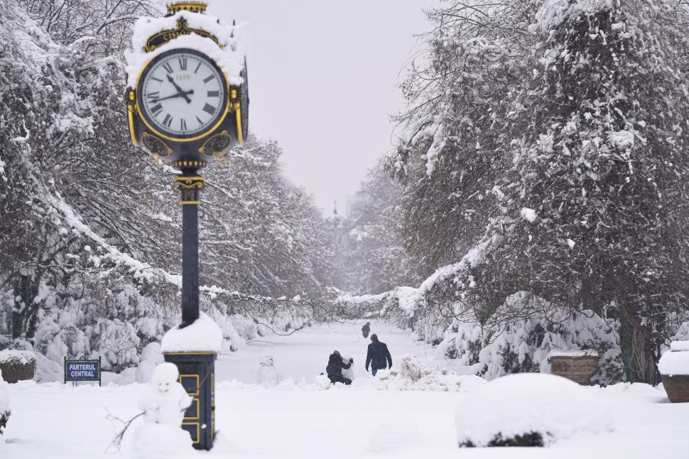 Cum arată Capitala sub jumătate de metru de zăpadă. Nu a mai nins așa mult în București de 18 ani: Copiii se joacă, adulții se plâng 1047184