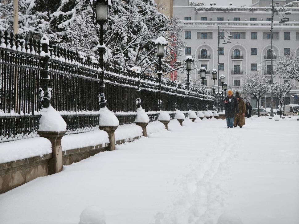 Cum arată Capitala sub jumătate de metru de zăpadă. Nu a mai nins așa mult în București de 18 ani: Copiii se joacă, adulții se plâng 1047185