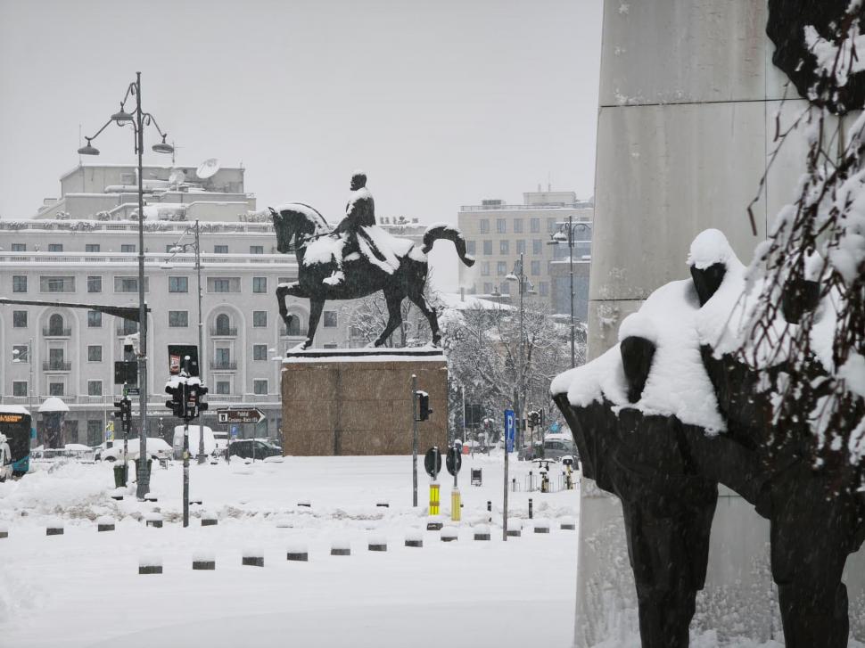 Cum arată Capitala sub jumătate de metru de zăpadă. Nu a mai nins așa mult în București de 18 ani: Copiii se joacă, adulții se plâng 1047187