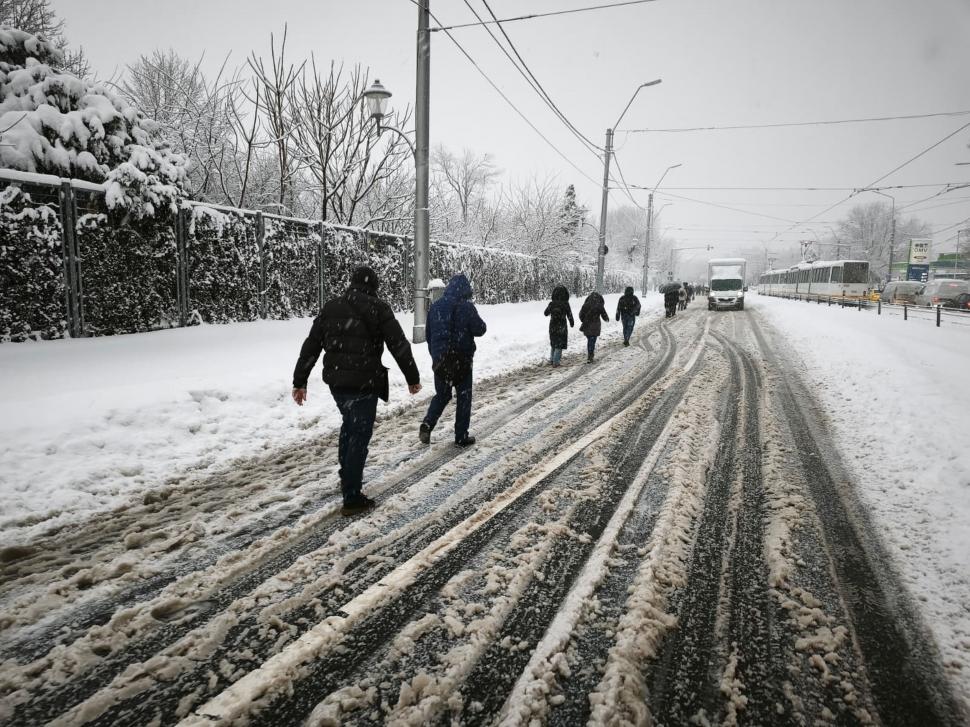 Cum arată Capitala sub jumătate de metru de zăpadă. Nu a mai nins așa mult în București de 18 ani: Copiii se joacă, adulții se plâng 1047194