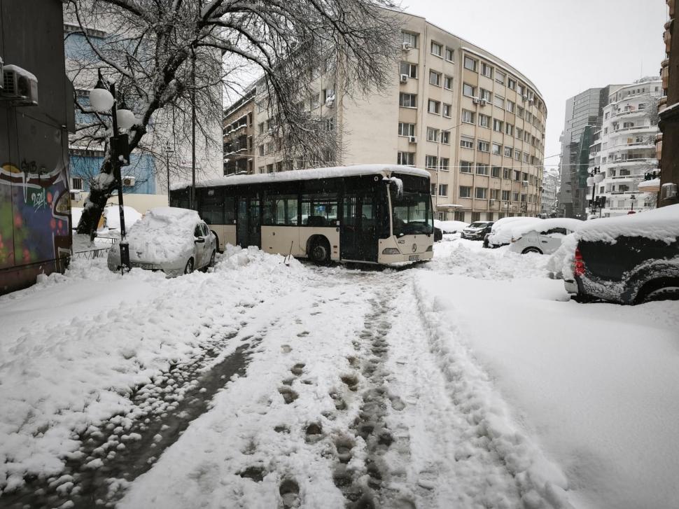 Cum arată Capitala sub jumătate de metru de zăpadă. Nu a mai nins așa mult în București de 18 ani: Copiii se joacă, adulții se plâng 1047195