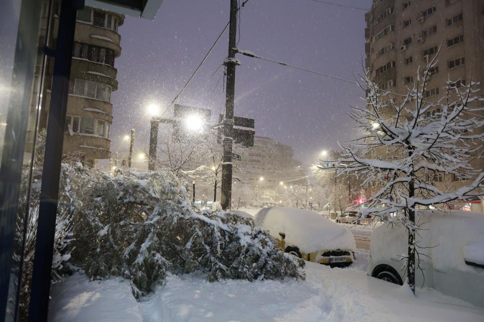 Cum arată Capitala sub jumătate de metru de zăpadă. Nu a mai nins așa mult în București de 18 ani: Copiii se joacă, adulții se plâng 1047196