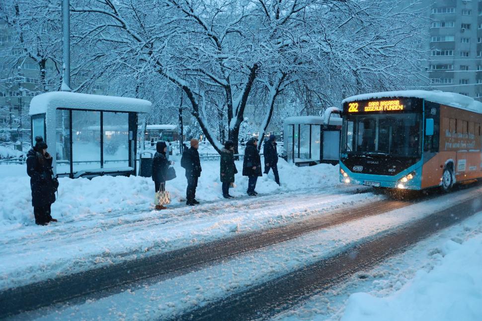 Cum arată Capitala sub jumătate de metru de zăpadă. Nu a mai nins așa mult în București de 18 ani: Copiii se joacă, adulții se plâng 1047199