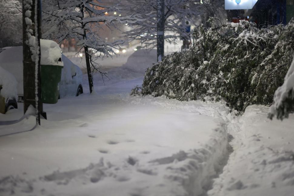 Cum arată Capitala sub jumătate de metru de zăpadă. Nu a mai nins așa mult în București de 18 ani: Copiii se joacă, adulții se plâng 1047201