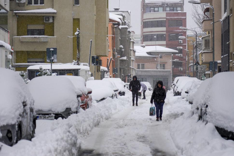 Cum arată Capitala sub jumătate de metru de zăpadă. Nu a mai nins așa mult în București de 18 ani: Copiii se joacă, adulții se plâng 1047204
