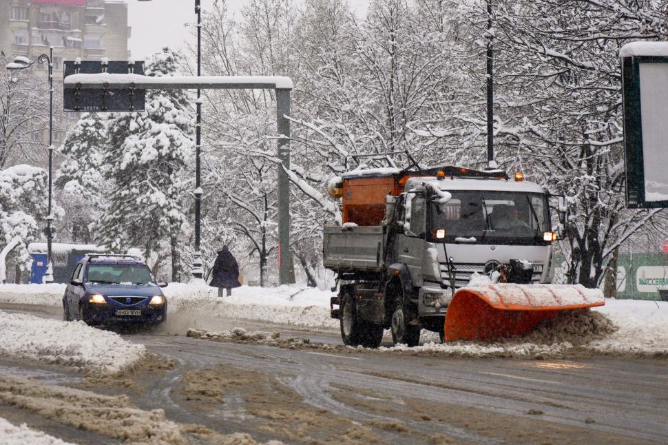 Cum arată Capitala sub jumătate de metru de zăpadă. Nu a mai nins așa mult în București de 18 ani: Copiii se joacă, adulții se plâng 1047205