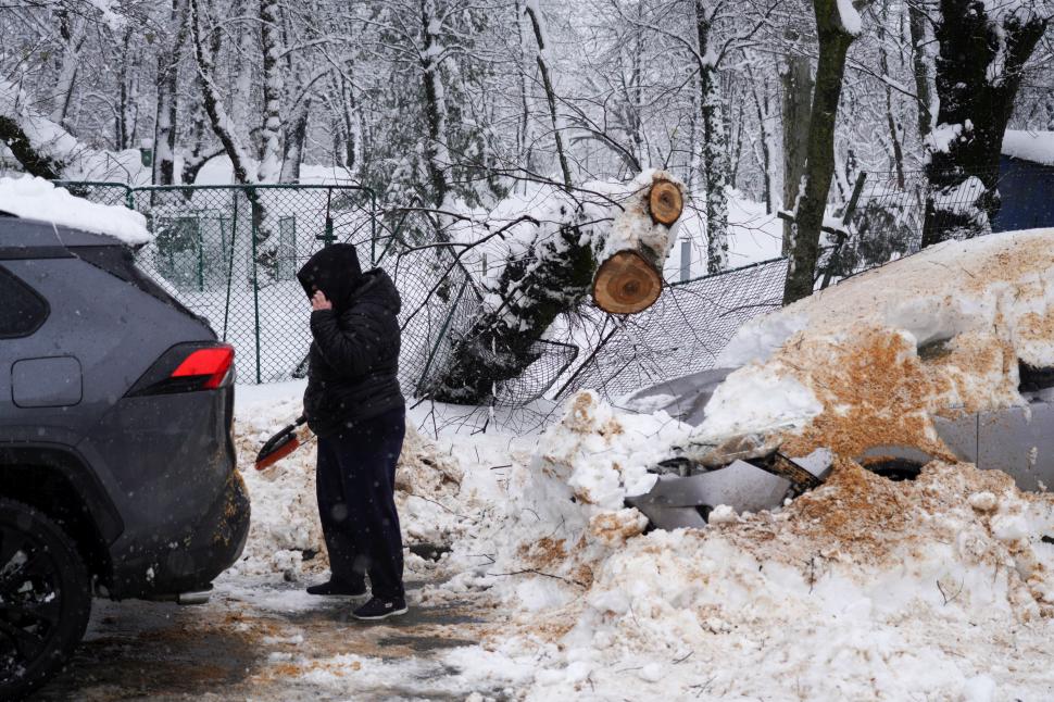 Cum arată Capitala sub jumătate de metru de zăpadă. Nu a mai nins așa mult în București de 18 ani: Copiii se joacă, adulții se plâng 1047206