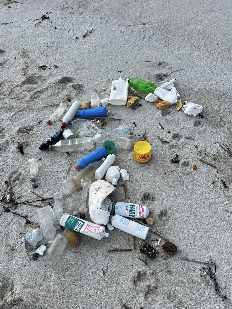 Gunoaiele aruncate în Canada în 1960 au ajuns acum pe o plajă din Scoția: „Este copleșitor” 1047212