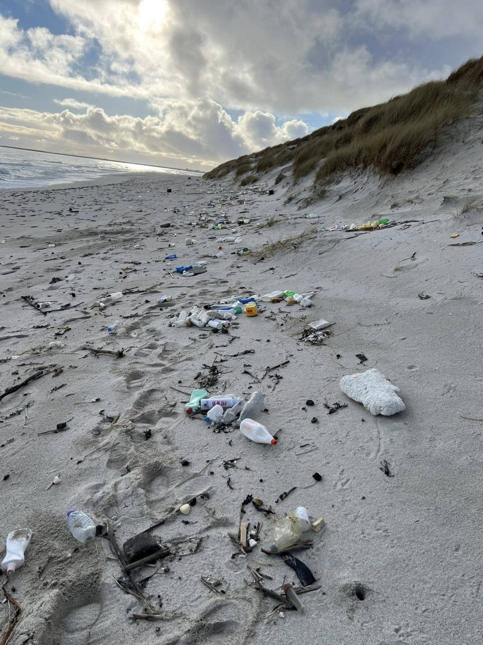 Gunoaiele aruncate în Canada în 1960 au ajuns acum pe o plajă din Scoția: „Este copleșitor” 1047213