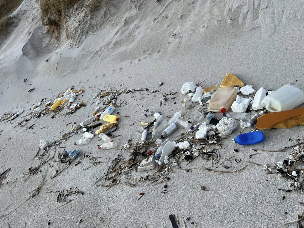 Gunoaiele aruncate în Canada în 1960 au ajuns acum pe o plajă din Scoția: „Este copleșitor” 1047215