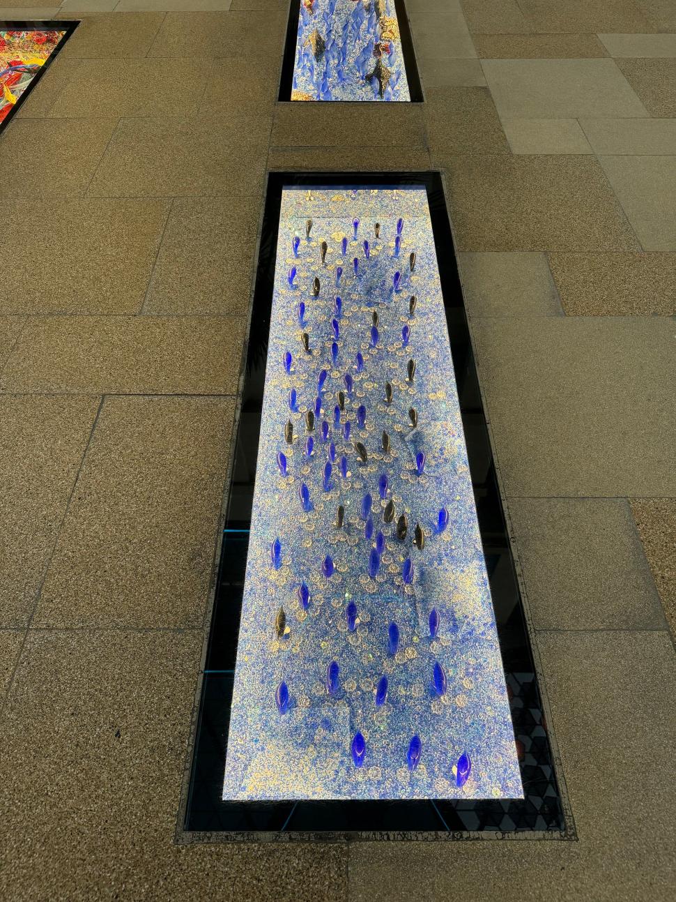 „Pădurea” cu aer condiționat, unde te plimbi pe afară în plină vară, pe o insulă din deșert: Are alei de cristal și copaci de sticlă 1047502