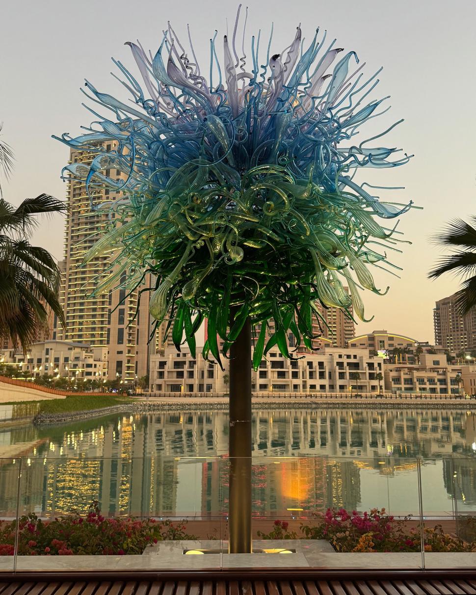 „Pădurea” cu aer condiționat, unde te plimbi pe afară în plină vară, pe o insulă din deșert: Are alei de cristal și copaci de sticlă 1047503