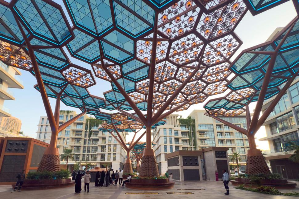 „Pădurea” cu aer condiționat, unde te plimbi pe afară în plină vară, pe o insulă din deșert: Are alei de cristal și copaci de sticlă 1047517