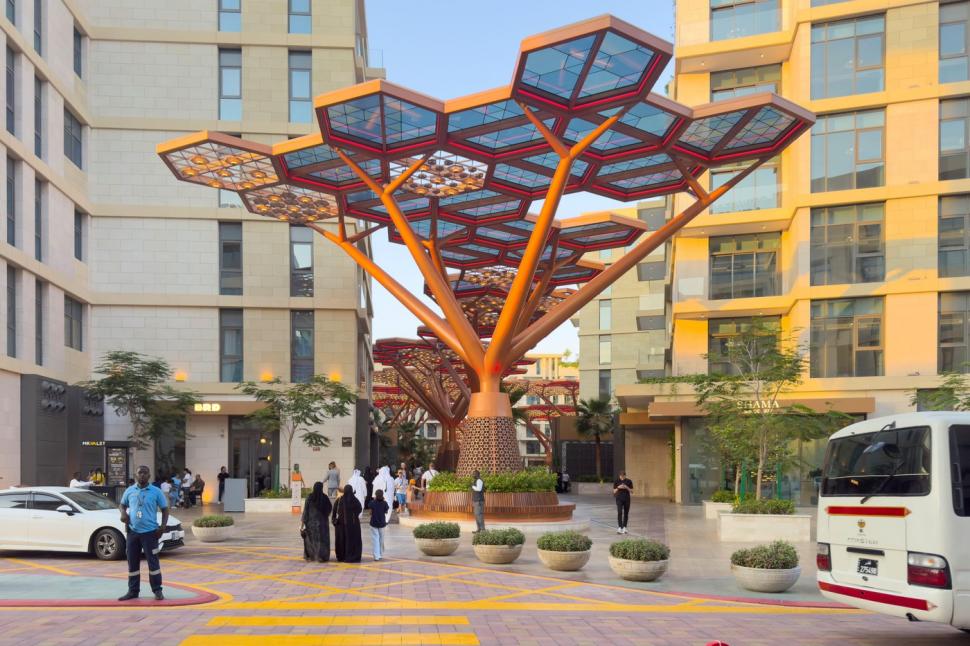 „Pădurea” cu aer condiționat, unde te plimbi pe afară în plină vară, pe o insulă din deșert: Are alei de cristal și copaci de sticlă 1047518