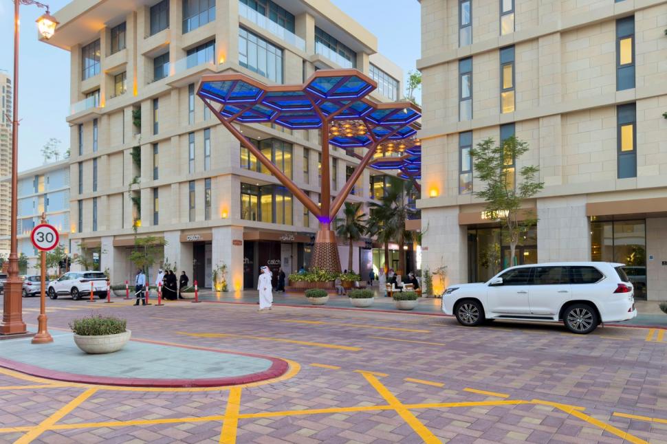 „Pădurea” cu aer condiționat, unde te plimbi pe afară în plină vară, pe o insulă din deșert: Are alei de cristal și copaci de sticlă 1047519