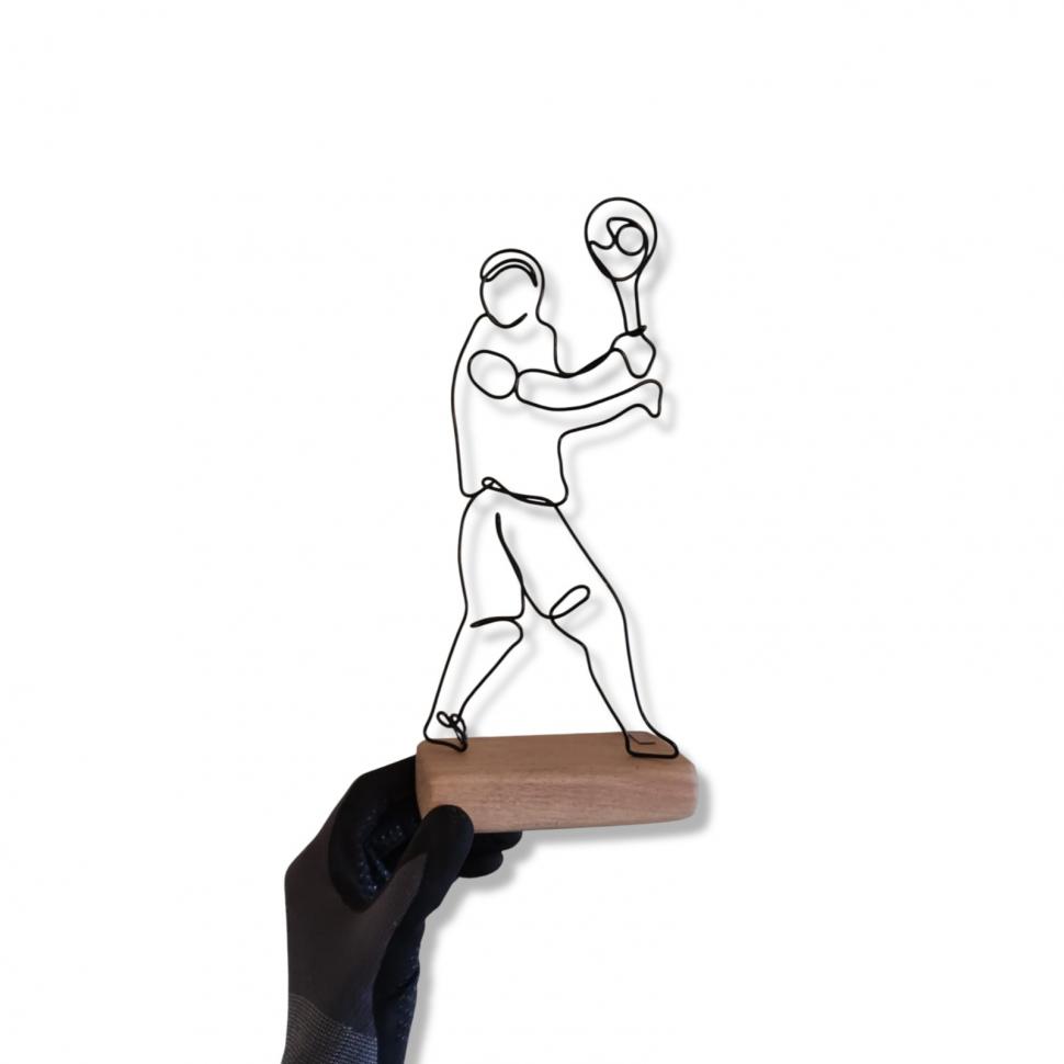 Povestea lui Paul, tânărul din Cluj care a transformat reciclarea unui material banal într-o afacere de succes: „Îndoi sârmă” 1047366