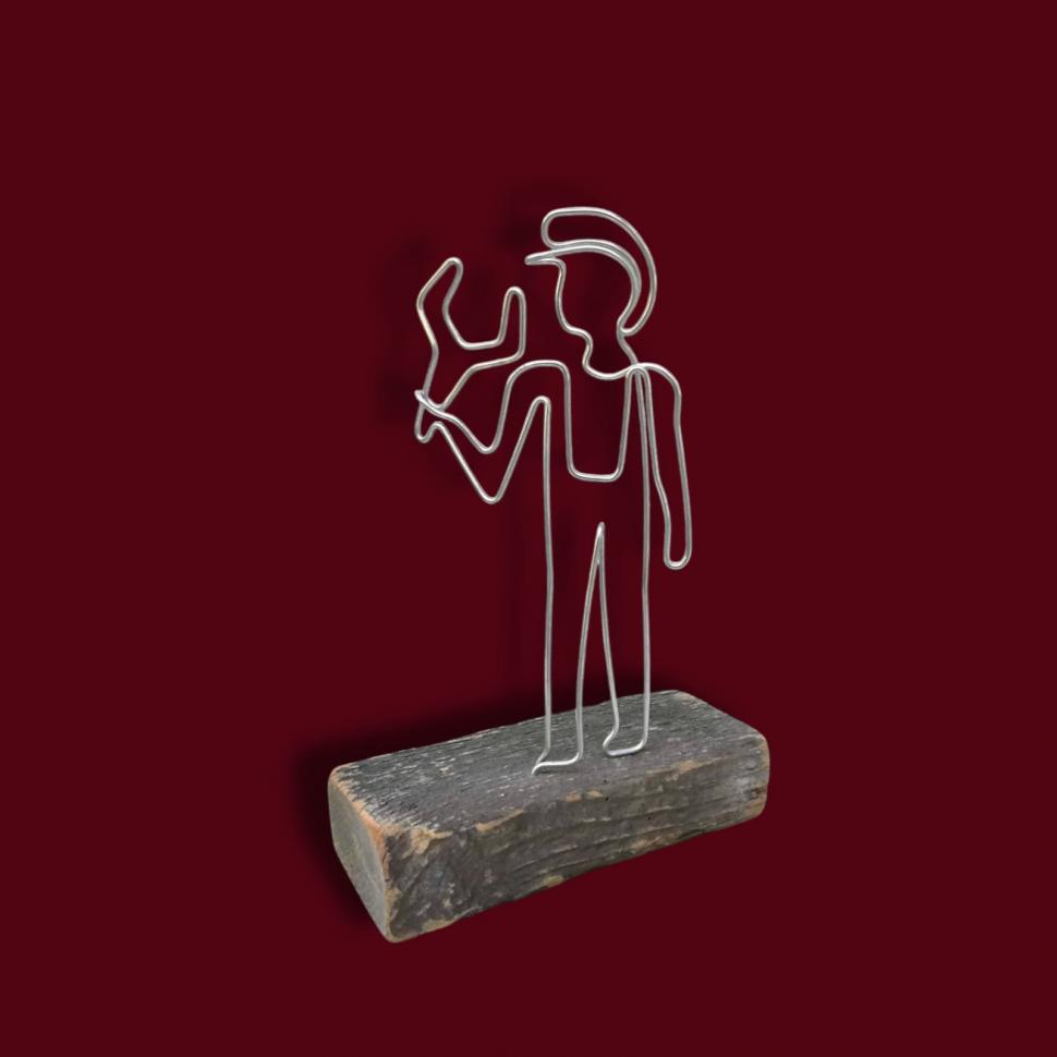 Povestea lui Paul, tânărul din Cluj care a transformat reciclarea unui material banal într-o afacere de succes: „Îndoi sârmă” 1047377