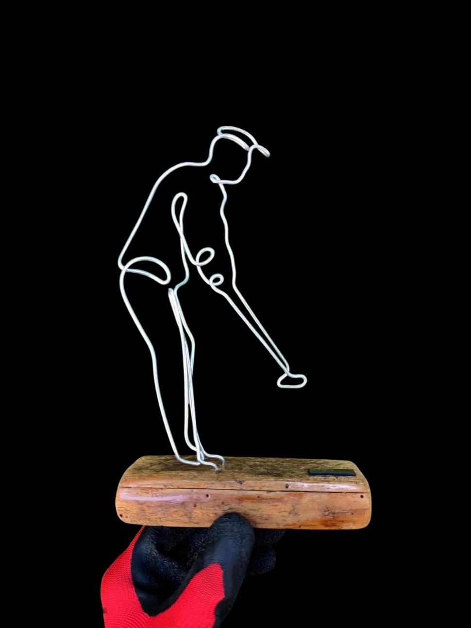 Povestea lui Paul, tânărul din Cluj care a transformat reciclarea unui material banal într-o afacere de succes: „Îndoi sârmă” 1047379