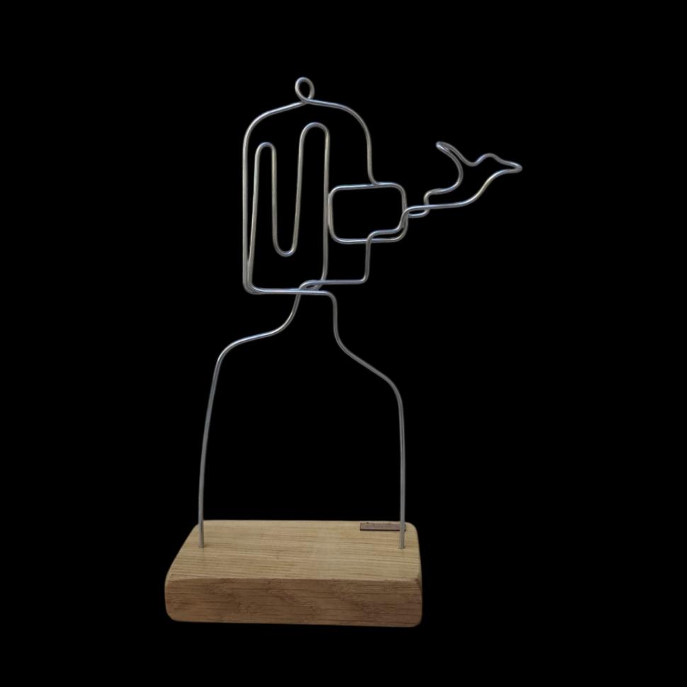 Povestea lui Paul, tânărul din Cluj care a transformat reciclarea unui material banal într-o afacere de succes: „Îndoi sârmă” 1047382