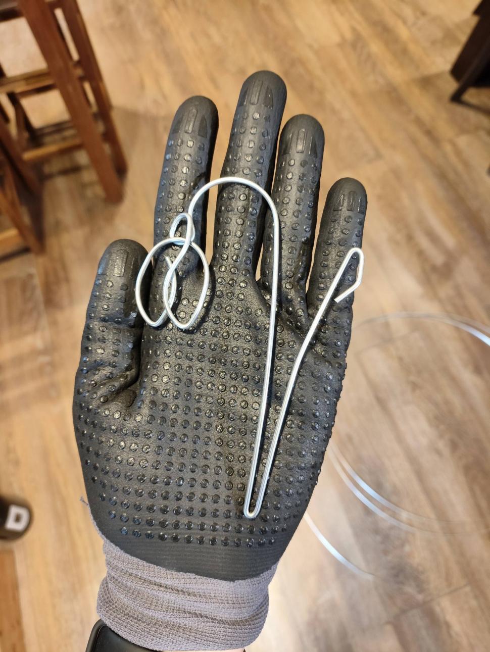 Povestea lui Paul, tânărul din Cluj care a transformat reciclarea unui material banal într-o afacere de succes: „Îndoi sârmă” 1047392