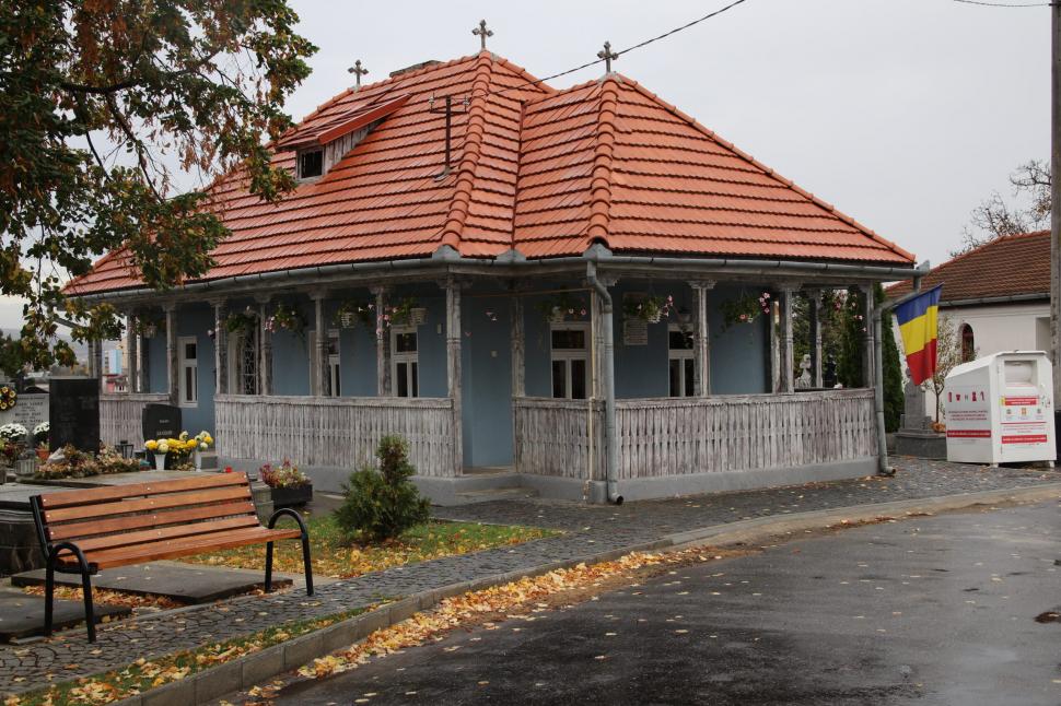 Prima şcoală românească din Târgu Mureş, care a funcţionat între 1765-1912, a fost redeschisă. Un preot întors din Spania a restaurat-o 1047571