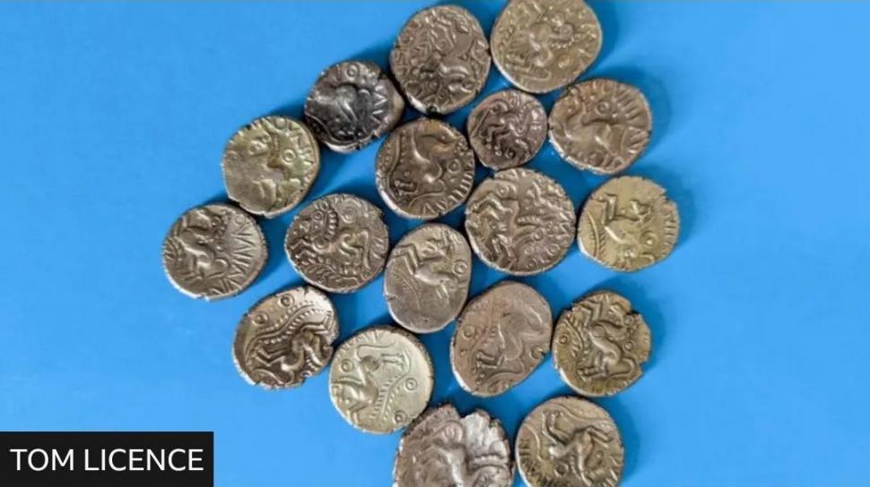 Un tezaur de monede de aur a fost descoperit de un profesor de istorie în timp ce folosea detectorul de metale pe un câmp din Anglia 1047450