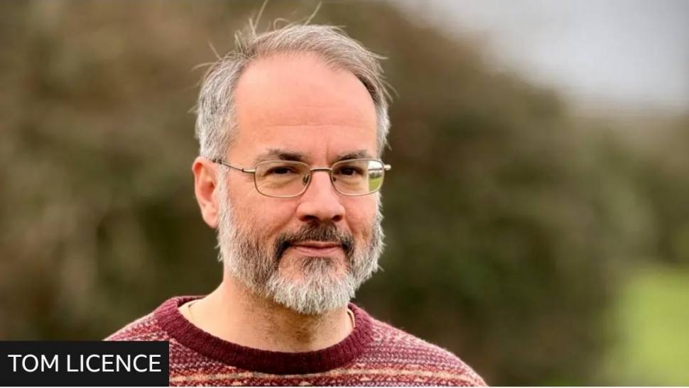 Un tezaur de monede de aur a fost descoperit de un profesor de istorie în timp ce folosea detectorul de metale pe un câmp din Anglia 1047451