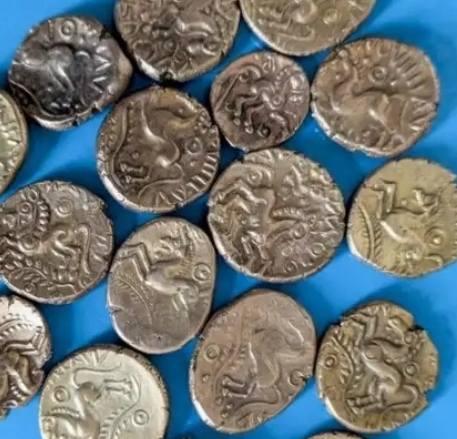 Un tezaur de monede de aur a fost descoperit de un profesor de istorie în timp ce folosea detectorul de metale pe un câmp din Anglia 1047453