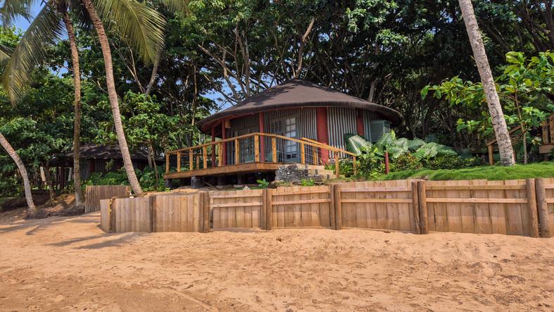 Un miliardar din Africa de Sud le dă câte 1.000 de dolari pe an oamenilor de pe insula unde are el resorturi de lux  1047851