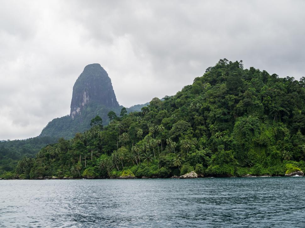 Un miliardar din Africa de Sud le dă câte 1.000 de dolari pe an oamenilor de pe insula unde are el resorturi de lux  1047852