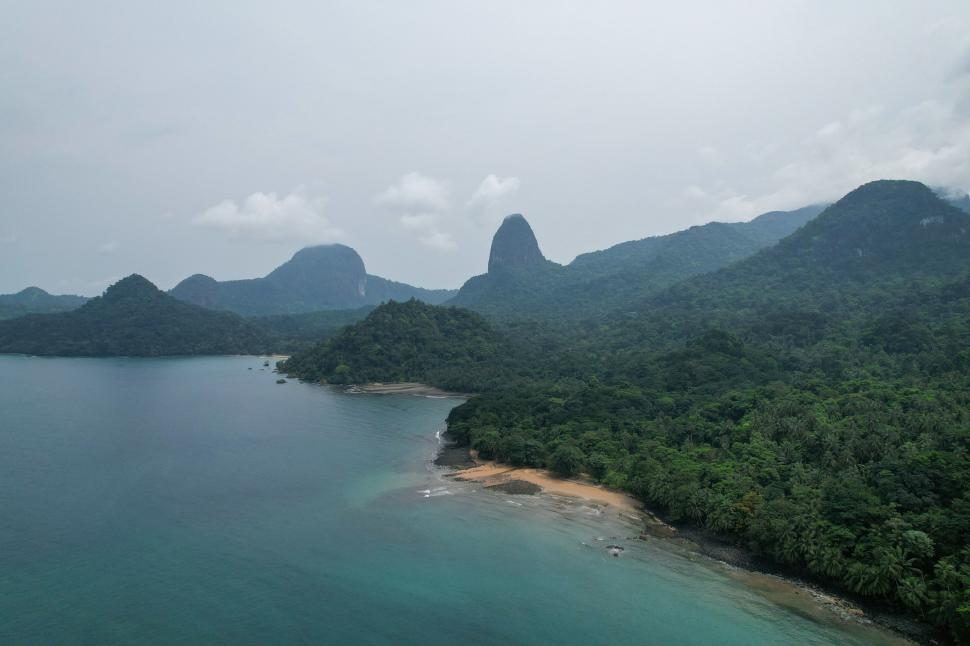 Un miliardar din Africa de Sud le dă câte 1.000 de dolari pe an oamenilor de pe insula unde are el resorturi de lux  1047854