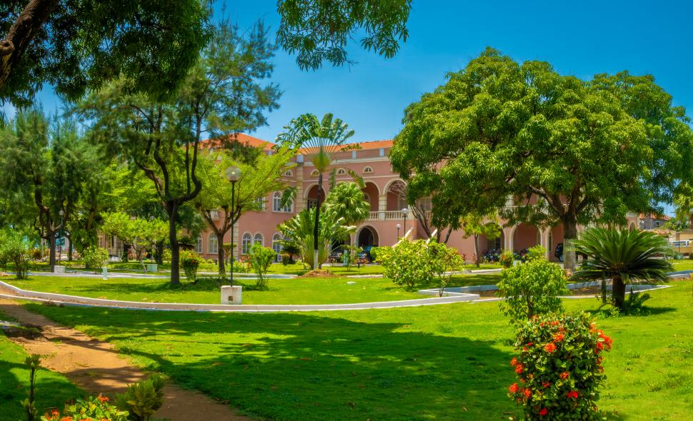 Un miliardar din Africa de Sud le dă câte 1.000 de dolari pe an oamenilor de pe insula unde are el resorturi de lux  1047859