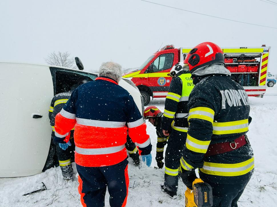 Accident în Giurgiu: un microbuz cu 16 persoane s-a răsturnat. Șoferul a plecat la drum cu anvelope de vară 1047972